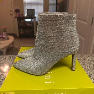 Size 8 Gianni Bini Annina Silver Booties